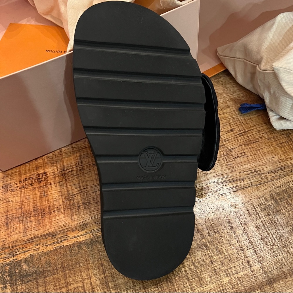 Louis Vuitton Pool Pillow Slides Black Monogram Sandals EU 36 New - Picture 4 of 9